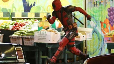 Deadpool: Ryan Reynolds con il make-up... imita Hugh Jackman!