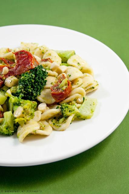 Pasta con pomodori secchi, mandorle e broccoli / Pasta with dried tomatoes, almonds and broccoli