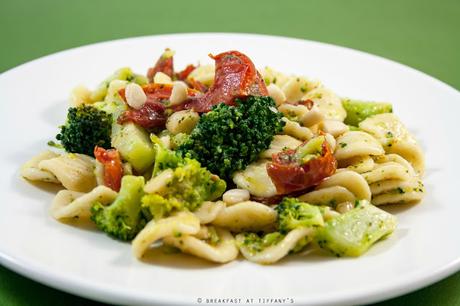 Pasta con pomodori secchi, mandorle e broccoli / Pasta with dried tomatoes, almonds and broccoli