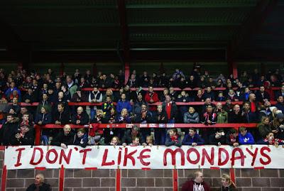 (VIDEO)Protesta dei tifosi del FC United of Manchester contro la TV per lo spostamento del match al Lunedì