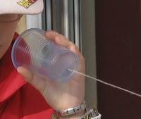 Bicchieri di plastica: come riciclarli e far divertire i bambini