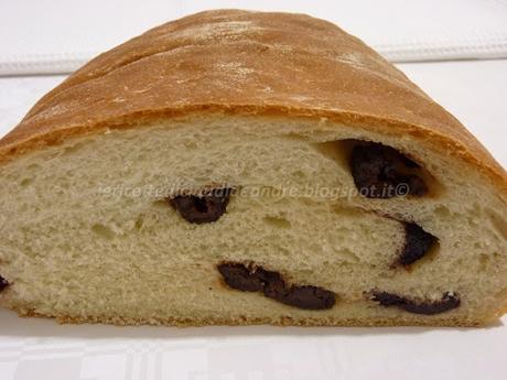 Pane tipo ciabatta con olive nere