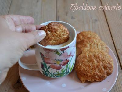 Biscotti con farina integrale, fiocchi d'orzo e miele