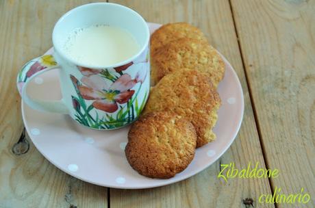 Biscotti con farina integrale, fiocchi d'orzo e miele