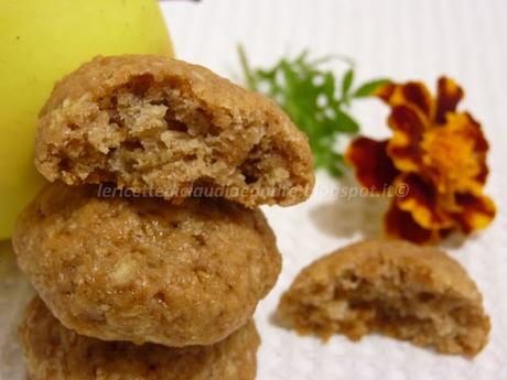 Biscottini con farina integrale e di farro, al miele, olio, amaretti e mela