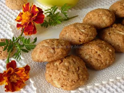 Biscottini con farina integrale e di farro, al miele, olio, amaretti e mela