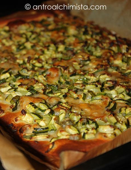 Pizza Bianca con Zucchine, Cipolle e Scaglie di Parmigiano