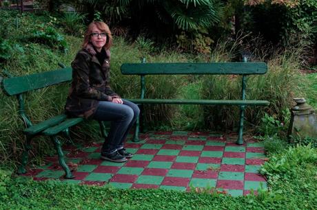 2 ladies in giardino piccolo patio br