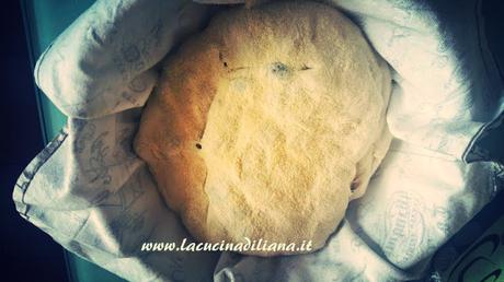 Pane di Farro con Olive (a lievitazione Naturale)