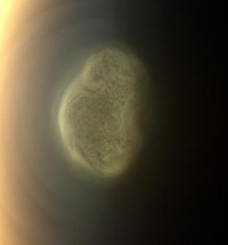Il mostruoso vortice al polo sud di Titano discusso al DPS15