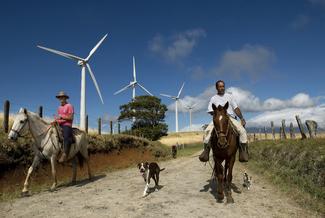 ARCHIVIO FOTOGRAFICO INTERNAZIONALE ENEL ENEL INTERNATIONAL PHOTOGRAPHIC ARCHIVE Movasa (Costa Rica), gennaio 2007: Centrale eolica di Movasa Contadini di passaggio sulla strada che costeggia le torri eoliche della centrale