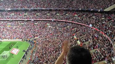 (VIDEO)Bubbles at Wembley, West Ham fans
