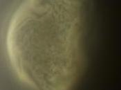 Giganti nuvole ghiaccio sopra Titano