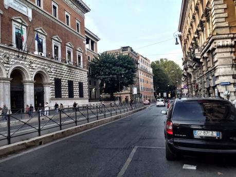 Il mistero del Chrysler Voyager di Via Arenula. In divieto da sempre sotto al Ministero di Giustizia