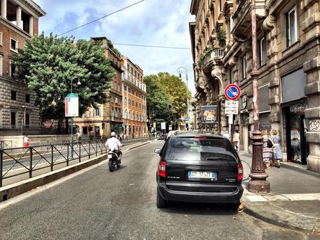 Il mistero del Chrysler Voyager di Via Arenula. In divieto da sempre sotto al Ministero di Giustizia