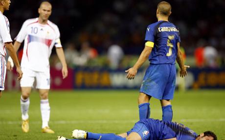 Gli attimi seguenti alla testata di Zidane ai danni di Materazzi