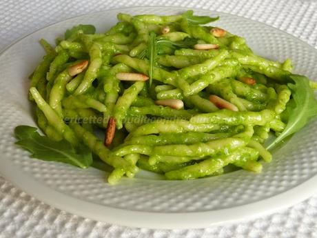 Pesto con rucola e ...trofie fresche