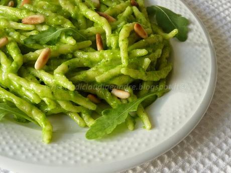 Pesto con rucola e ...trofie fresche