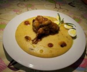 delizia di quaglie cotte sul boccale con polenta ai funghi