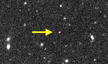 Indicato dalla freccia gialla, il nuovo pianeta nano V774104 distante 103 unità astronomiche dal Sole. Esso rappresenta l'oggetto più lontano scoperto nel nostro Sistema Solare. Crediti: Subaru Telescope/ Scott Sheppard, Chad Trujillo e David Tholen.