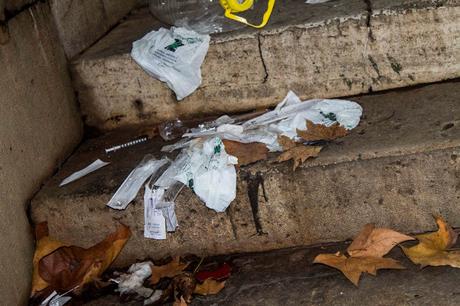 Di fronte al Palazzo di Giustizia siringhe dovunque. Lungotevere tramutato in stanza del buco per tossici. Senza manco il fascino degli anni '80