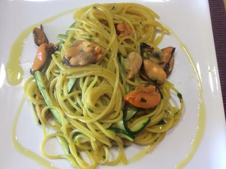 SPAGHETTI COZZE ZAFFERANO E ZUCCHINE