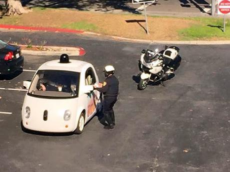 L’auto self-driving di Google fermata dalla polizia per l’andatura troppo lenta!