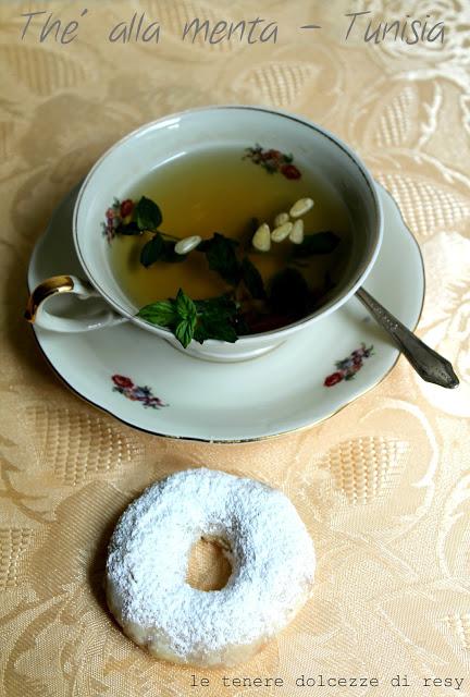 Kaak warka, le ciambelline con ripieno di mandorle  ed il thé alla menta del Maghreb (Tunisia)