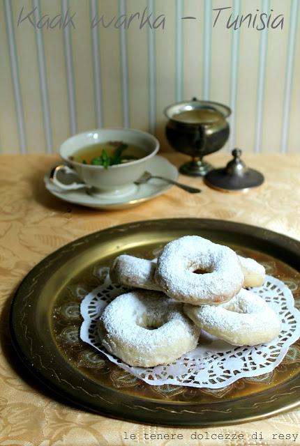 Kaak warka, le ciambelline con ripieno di mandorle  ed il thé alla menta del Maghreb (Tunisia)