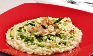 Risotto con verdure croccanti, gamberi e salsa al prezzemolo