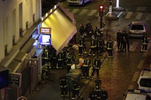 La polizia e i soccorsi davanti all'entrata del ristorante Le Petit Cambodge, Parigi, 13 novembre 2015. (KENZO TRIBOUILLARD/AFP/Getty Images)