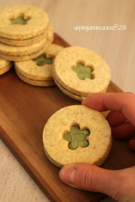 frollini-al-burro-salato-con-crema-di-pistacchi