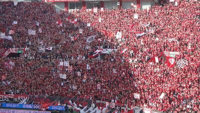 (VIDEO)Urawa Reds fans, Japan, incredible atmosphere during half time!