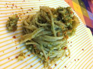 La FARINA DI PEPERONI complemento perfetto per gli spaghetti alle alghe con crema di broccoli, briciole di pane