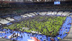 Gli spettatori di Francia - Germania invadono il campo dello 