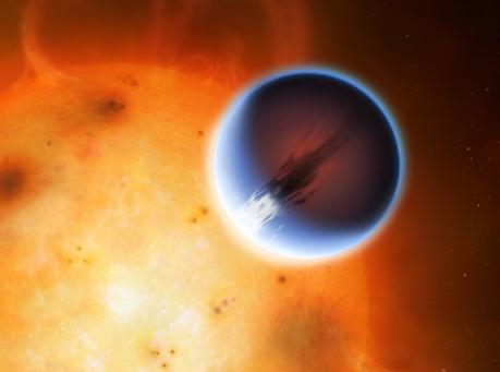 HD189733: Il pianeta HD 189733b è mostrato qui davanti alla sua stella madre. Una cintura di vento intorno all'equatore del pianeta viaggia a 5400 miglia all'ora dal lato giorno riscaldata al lato notturno. Il lato giorno del pianeta appare blu a causa di dispersione di luce da foschia silicato nell'atmosfera. Il lato notturno del pianeta illumina di un rosso intenso a causa della sua elevata temperatura. Crediti: Mark A. Garlick/University of Warwick