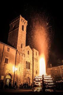 Abbadia s'incendia per la festa del fuoco