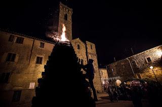 Abbadia s'incendia per la festa del fuoco