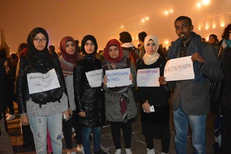 studentesse in piazza Castello con lo slogan #notinmynameParis. Photocredit:  http://www.islamtorino.it/wp-content/uploads/2015/11/DSC_0094.jpeg da http://www.islamtorino.it