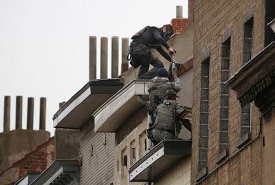 La polizia belga sulle tracce del terrorista latitante: le ultime notizie sugli attacchi di Parigi