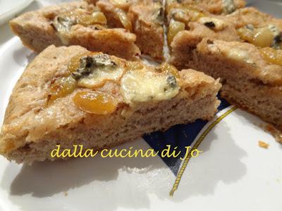 Focaccia integrale all'uva, cotta in padella