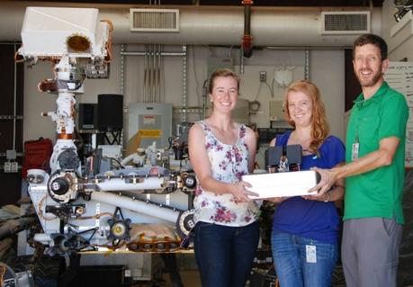 I ricercatori del JPL Jessica Creamer, Fernanda Mora e Peter Willis hanno lavorato al Chemical Laptop, un'apparecchiature progettata per rilevare amminoacidi e acidi grassi nello spazio. Crediti: NASA/JPL-Caltech