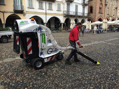 PAVIA. Pulizia delle strade e dei marciapiedi con i mezzi di ASM Pavia.