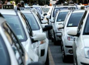 PAVIA. Pensiline taxi alla stazione Policlinico. Polizzi: 