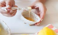 Maschera viso al riso, latte e miele per una pelle giovane e luminosa Maschera viso al riso, latte e miele per una pelle giovane e luminosa