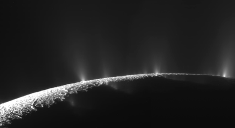 La sonda Cassini sta verificando gli sbuffi ghiacciati della luna Encelado di Saturno La sonda Cassini sta verificando gli sbuffi ghiacciati della luna Encelado di Saturno