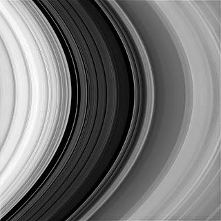 La sonda Cassini sta verificando gli sbuffi ghiacciati della luna Encelado di Saturno