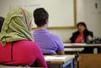 Studentesse musulmane disertano il minuto di silenzio per Parigi. Studentesse musulmane disertano il minuto di silenzio per Parigi.