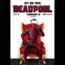 Deadpool: ecco l'irriverente standee natalizio!