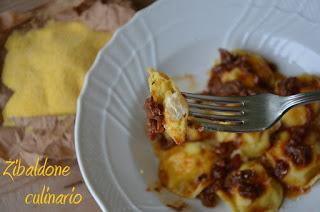 Ravioli di polenta e quartirolo con sugo di brasato al vino rosso